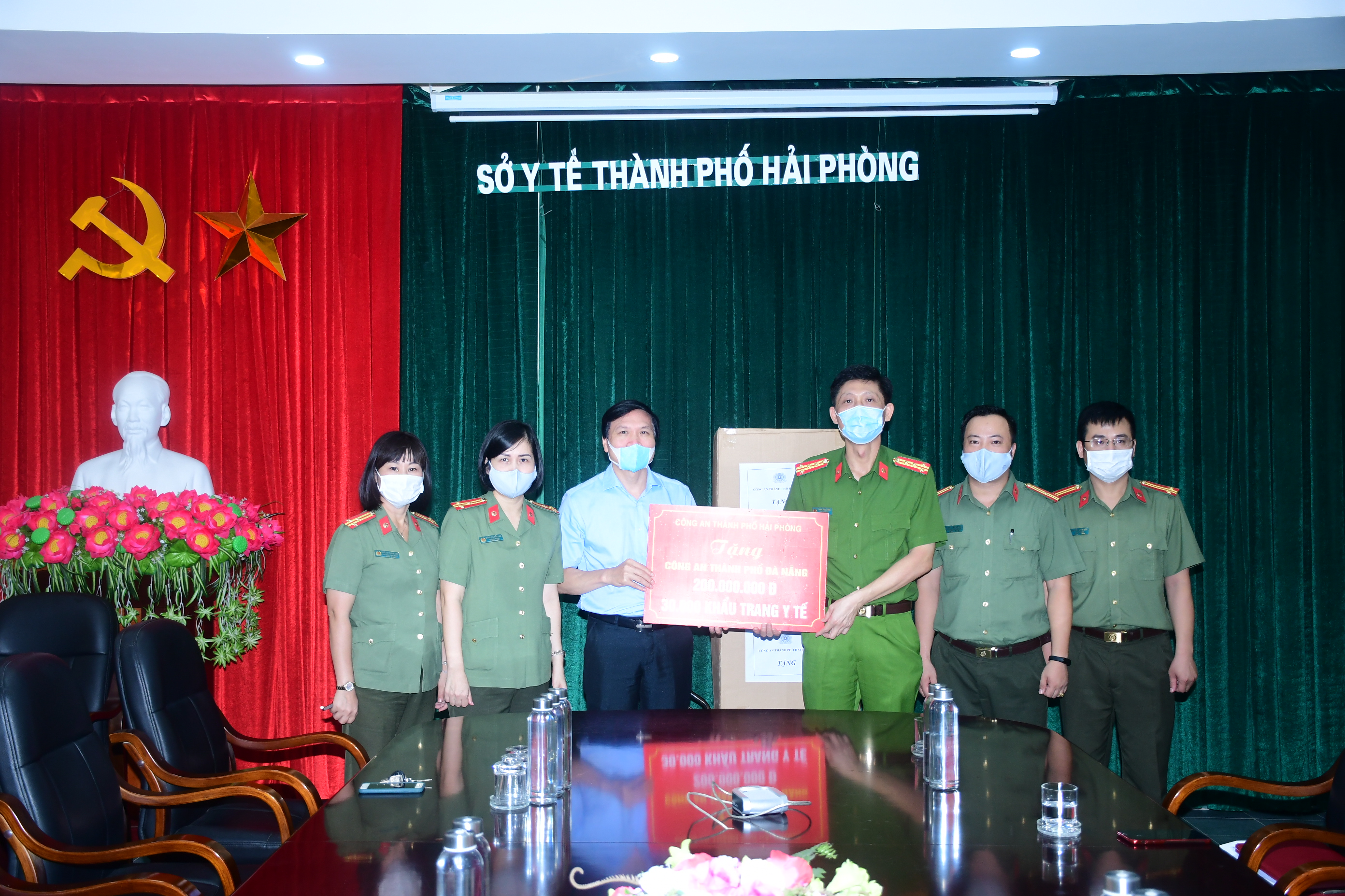 Trao tặng 30.000 khẩu trang y tế, 200 triệu đồng hỗ trợ CATP Đà Nẵng phòng chống dịch Covid - 19